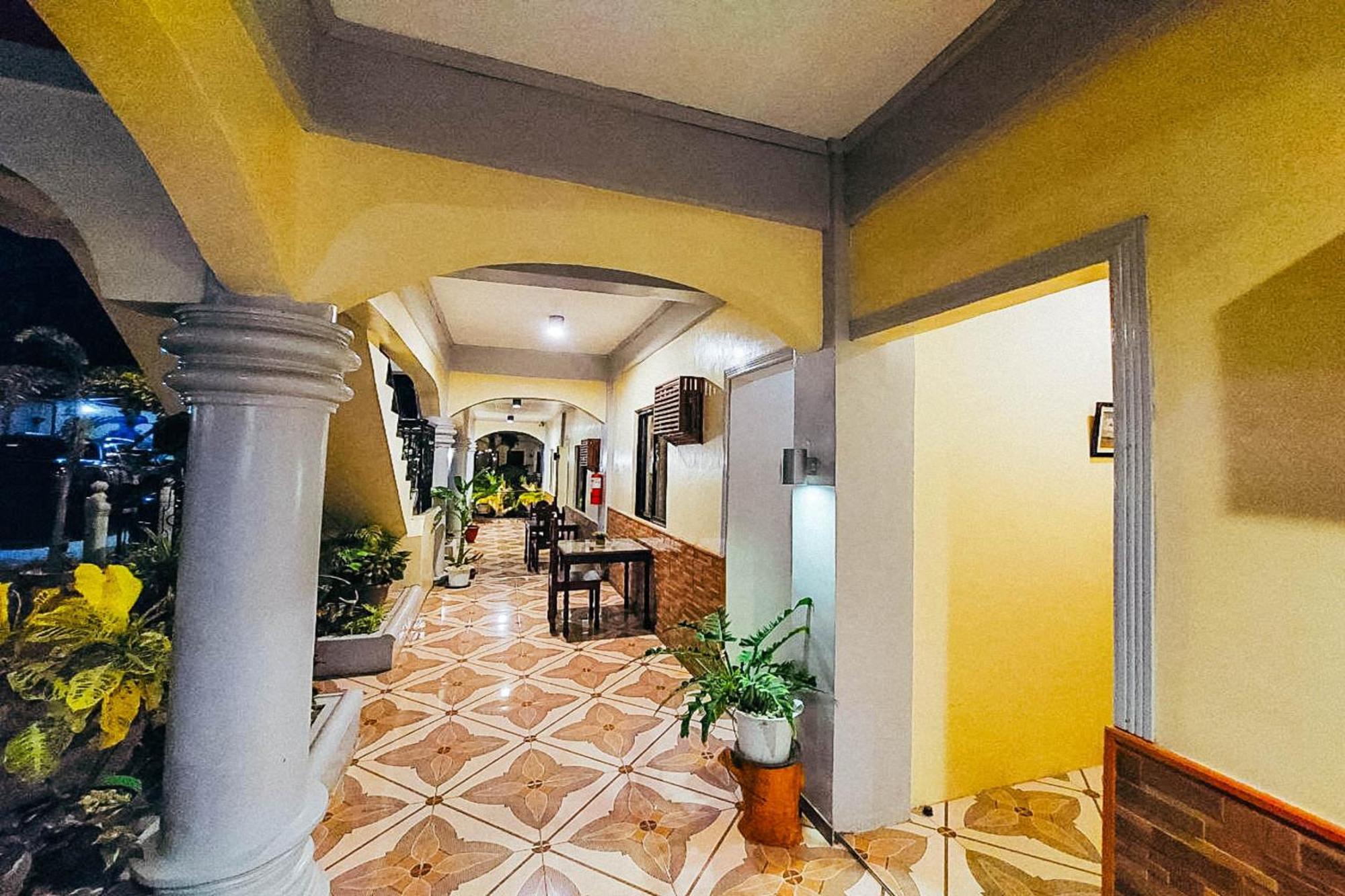 Mbg Travellers Inn Powered By Cocotel Puerto Princesa Eksteriør bilde